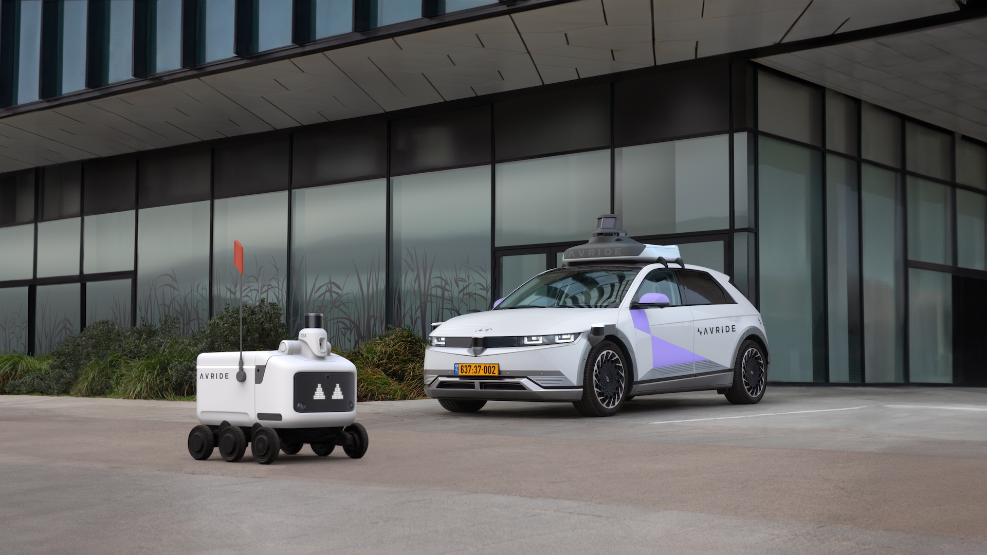 Avride autonomous delivery robot and self-driving car. 